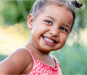 Un niño de 4 años sonriendo al aire libre