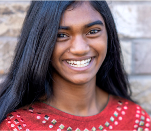 Preadolescente con amplia sonrisa