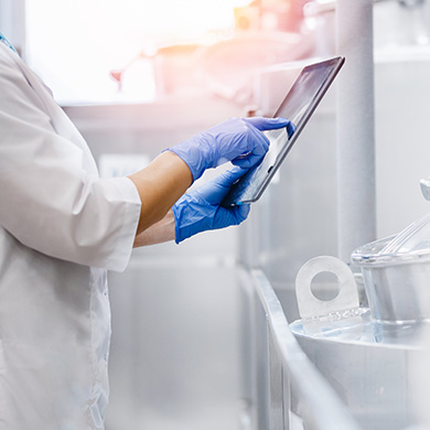 Primer plano de un médico usando una tablet