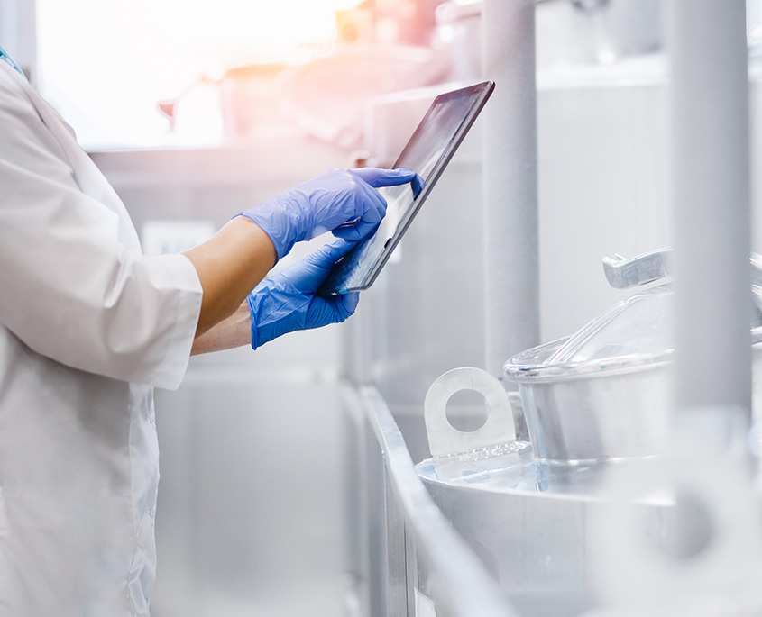 Primer plano de un médico usando una tablet