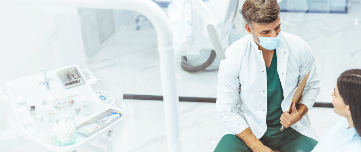 Un dentista y su paciente.  