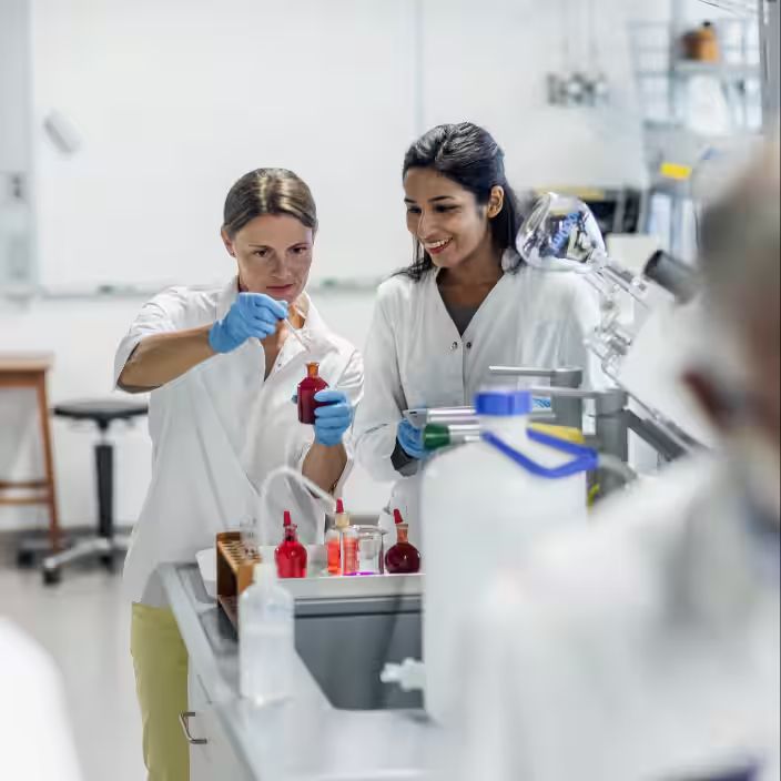 personas en un laboratorio