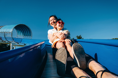 madre e hija en el parque